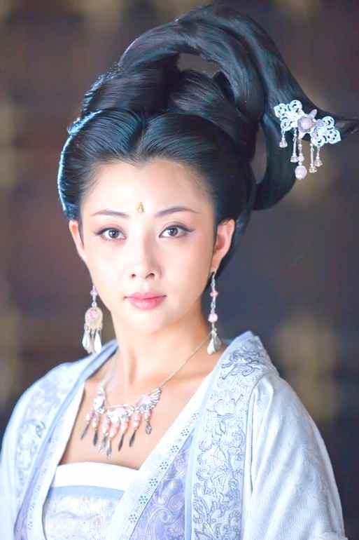 Ân Đào trong vai Hoàng hậu của Triệu Khuông Dận với tính cách hiền lành, đức độ, kiệm lời, điềm đạm trong quan hệ với người khác.